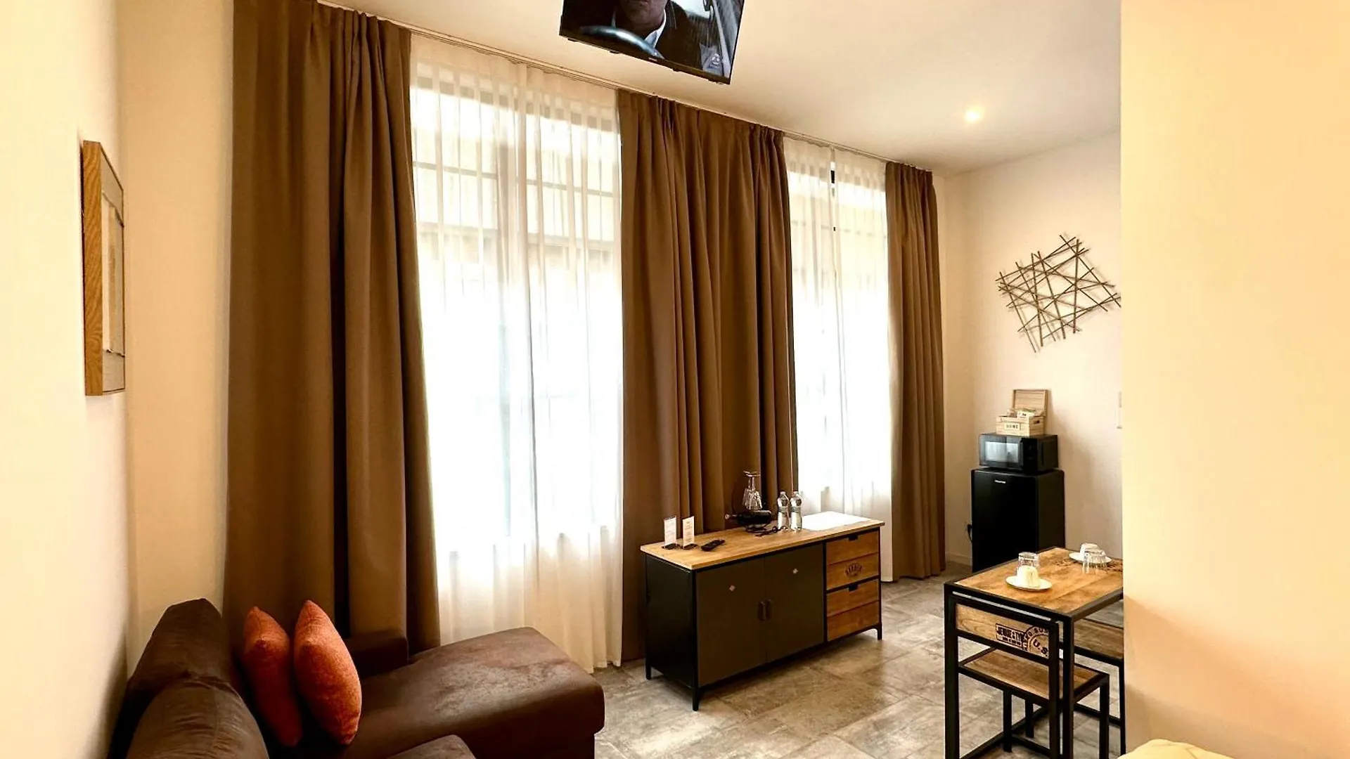 Living Lake Como-Rooms&Parking 게스트하우스
